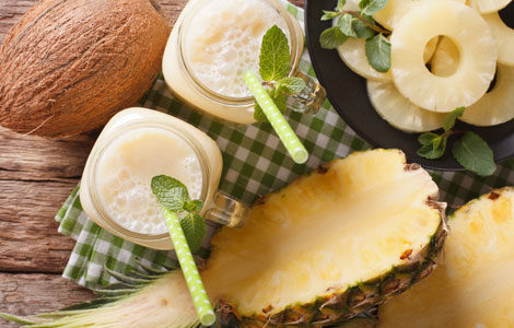 une pina colada et des ananas