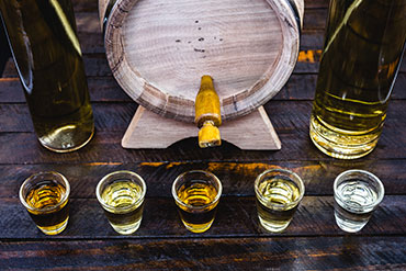 Selon le vieillissement ou l'ajout de caramel, le rhum traditionnel se colore