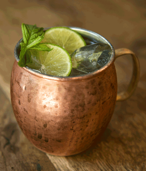 La tasse métallique crée une jolie présentation et permet de garder ce cocktail au rhum pétillant et frais