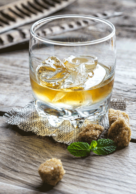Une fois vieillie, la liqueur se colore : elle se transforme en rhum ambré