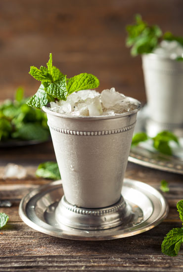 Le Mint Julep au rhum peut être décoré d’un beau bouquet de menthe 