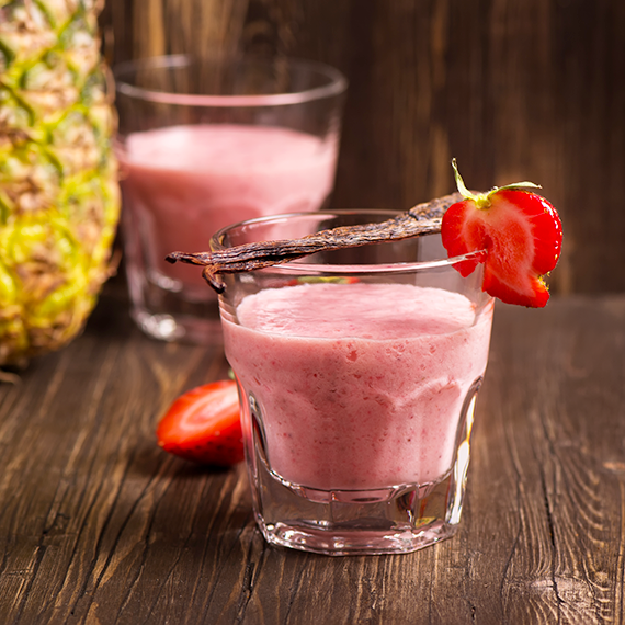 Deux verres de Cupidon Colada et un ananas