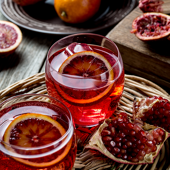 Un cocktail de Old Grenada avec des oranges sanguines