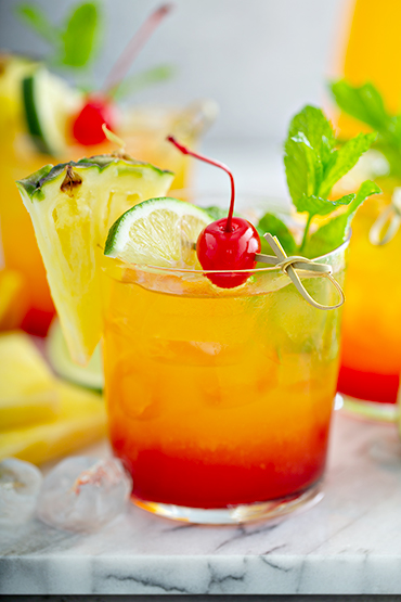 Avec ses jolies couleurs, ce cocktail à base de rhum et fruits exotiques est parfait pour le carnaval.
