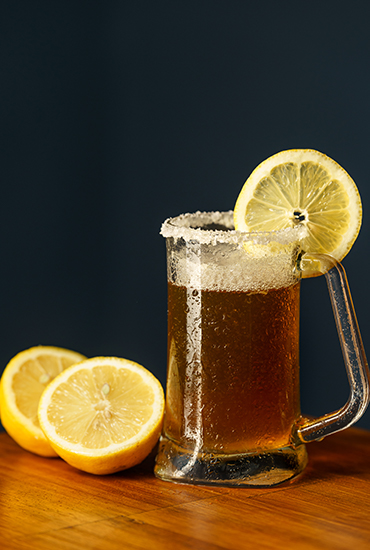 Pour décorer votre cocktail à base de bière et de rhum, ajoutez simplement une tranche de citron, et le tour est joué !