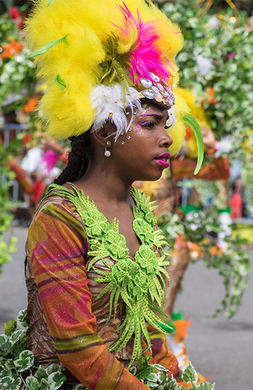Lors de la parade du carnaval, les costumes sont fleuris et colorés