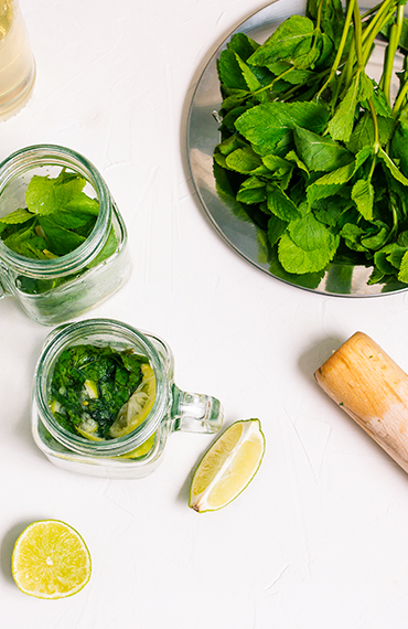 Préparation des ingrédients du cocktail à l'avance