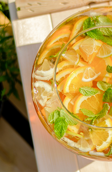 Punch planteur en grande quantité dans un saladier