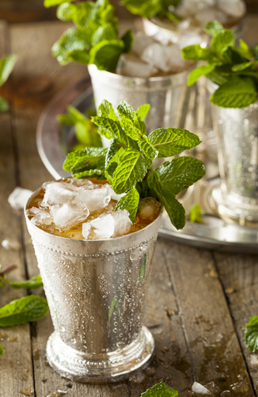 Cocktail au rhum ambré, menthe et concombre