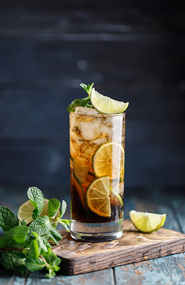 Cocktail au rhum et au soda