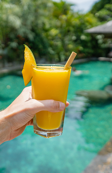 Cocktail devant la piscine